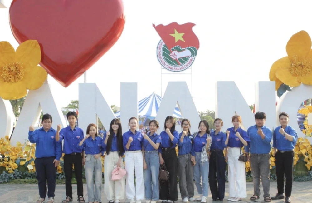 ÁO XANH ĐÀ NẴNG SẴN SÀNG “VƯỢT NẮNG, THẮNG MƯA” TIẾP SỨC THÍ SINH THI LỚP 10