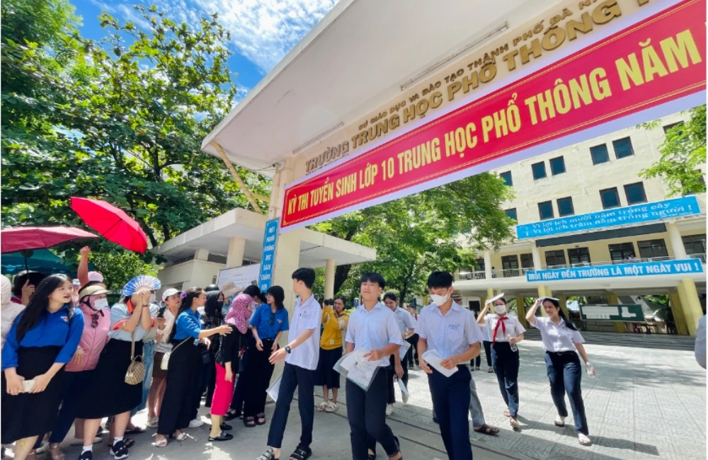 ÁO XANH ĐÀ NẴNG SẴN SÀNG “VƯỢT NẮNG, THẮNG MƯA” TIẾP SỨC THÍ SINH THI LỚP 10