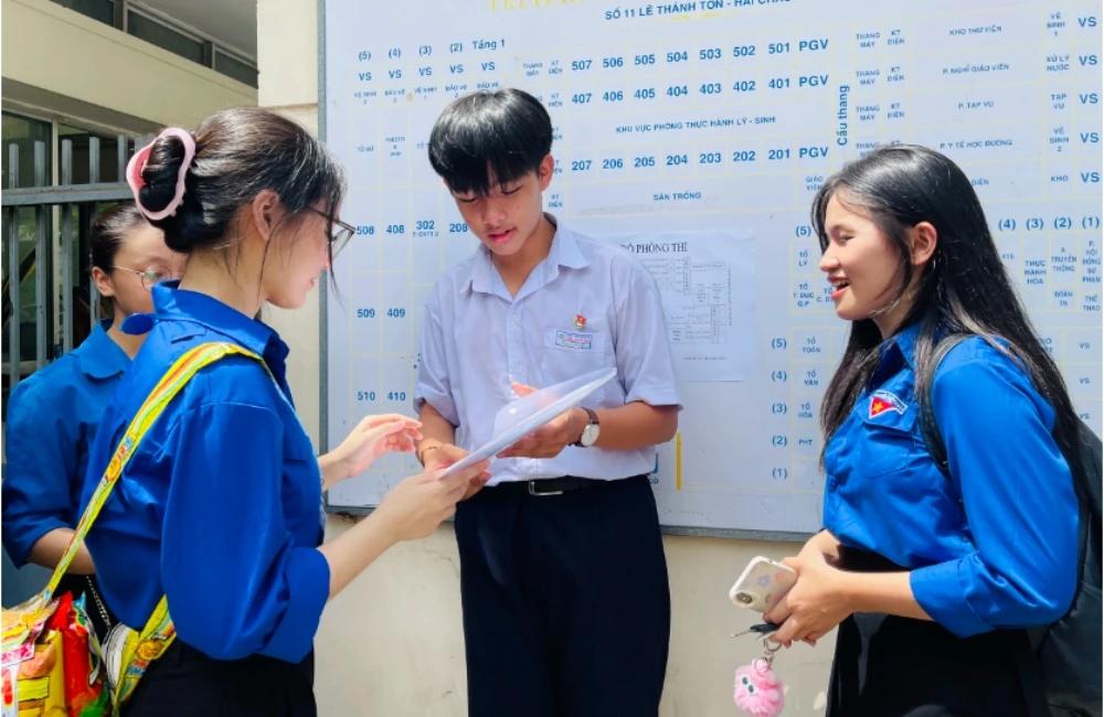 ÁO XANH ĐÀ NẴNG SẴN SÀNG “VƯỢT NẮNG, THẮNG MƯA” TIẾP SỨC THÍ SINH THI LỚP 10