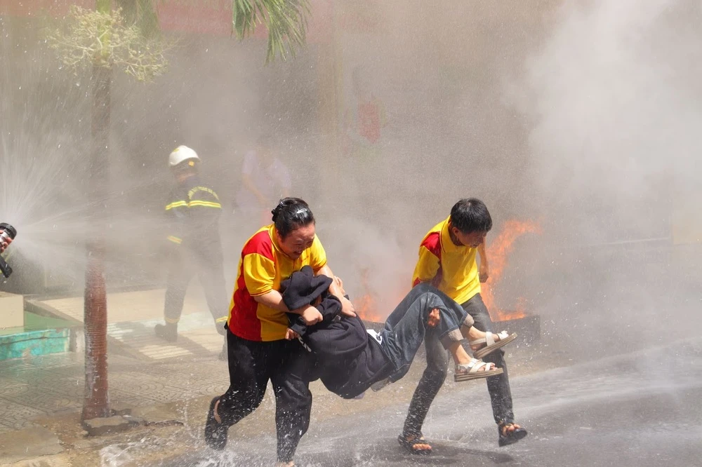 Bồi dưỡng kiến thức và diễn tập phòng cháy chữa cháy tại Trường Cao đẳng Đại Việt Đà Nẵng