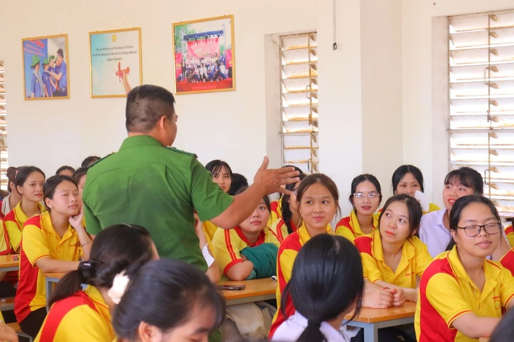 Bồi dưỡng kiến thức và diễn tập phòng cháy chữa cháy tại Trường Cao đẳng Đại Việt Đà Nẵng