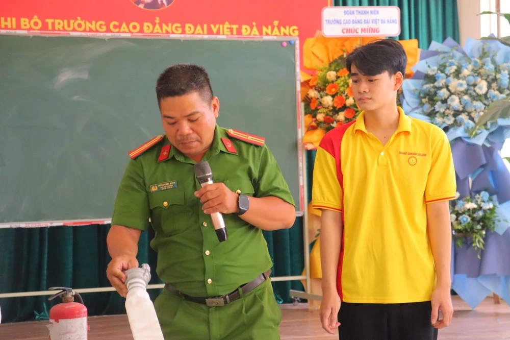 Bồi dưỡng kiến thức và diễn tập phòng cháy chữa cháy tại Trường Cao đẳng Đại Việt Đà Nẵng