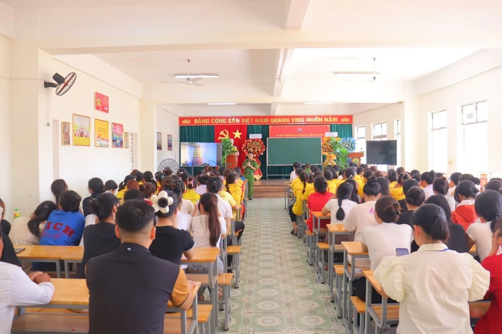 Bồi dưỡng kiến thức và diễn tập phòng cháy chữa cháy tại Trường Cao đẳng Đại Việt Đà Nẵng