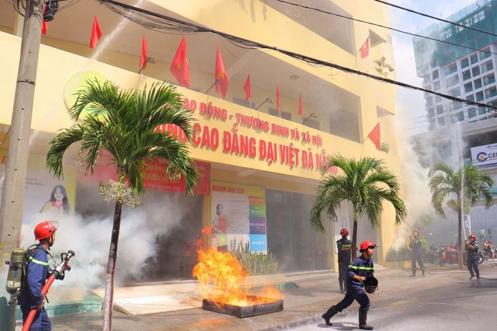 Bồi dưỡng kiến thức và diễn tập phòng cháy chữa cháy tại Trường Cao đẳng Đại Việt Đà Nẵng