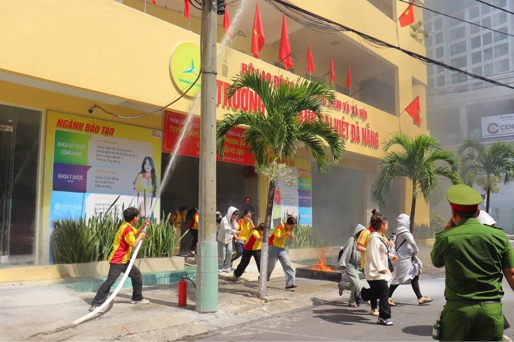 Bồi dưỡng kiến thức và diễn tập phòng cháy chữa cháy tại Trường Cao đẳng Đại Việt Đà Nẵng