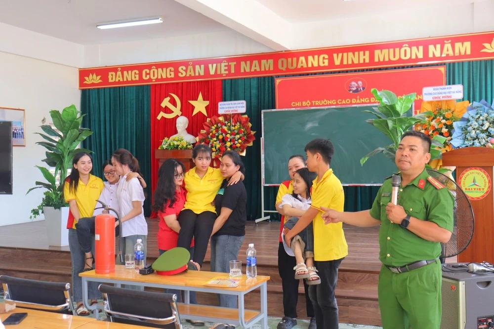 Bồi dưỡng kiến thức và diễn tập phòng cháy chữa cháy tại Trường Cao đẳng Đại Việt Đà Nẵng