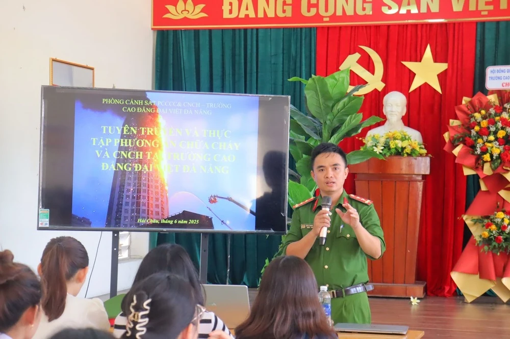 Bồi dưỡng kiến thức và diễn tập phòng cháy chữa cháy tại Trường Cao đẳng Đại Việt Đà Nẵng