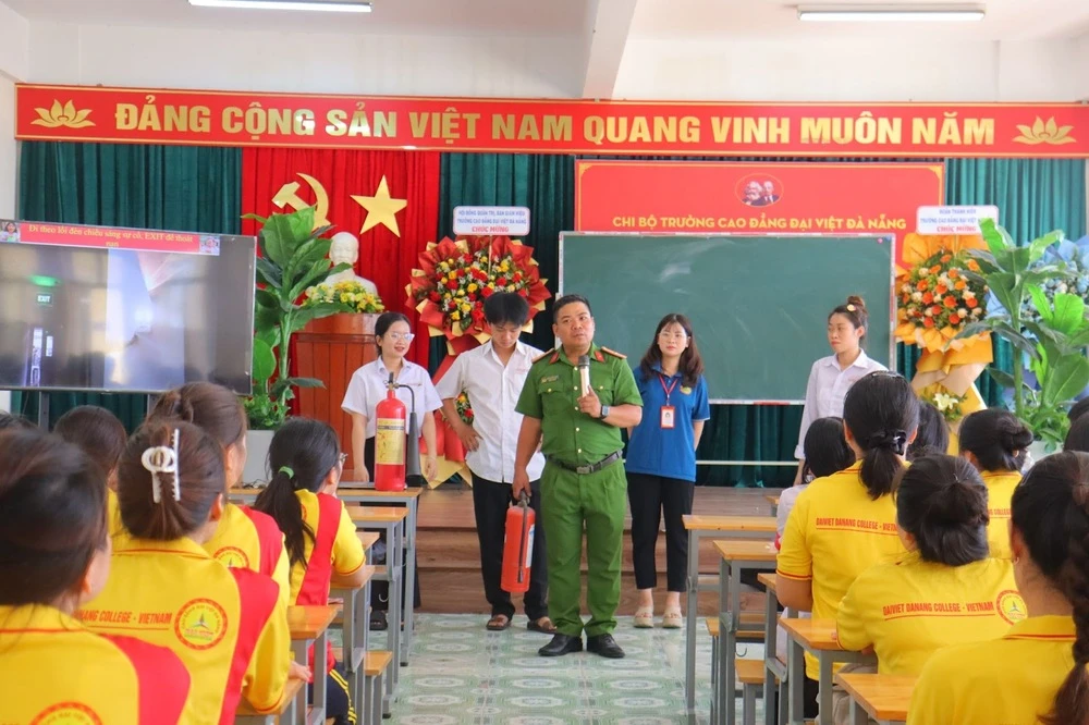 Bồi dưỡng kiến thức và diễn tập phòng cháy chữa cháy tại Trường Cao đẳng Đại Việt Đà Nẵng