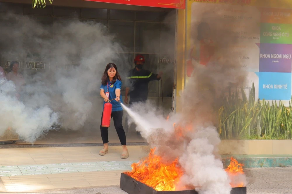 Bồi dưỡng kiến thức và diễn tập phòng cháy chữa cháy tại Trường Cao đẳng Đại Việt Đà Nẵng