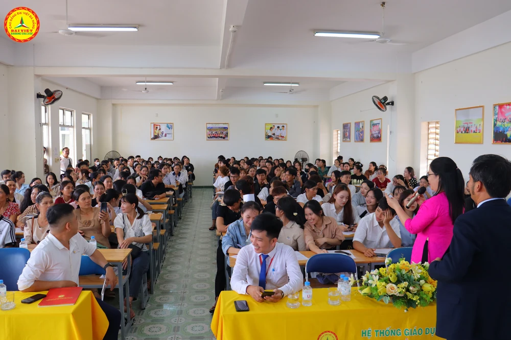 Chào Đón Gần 200 Tân Sinh Viên Và Phụ Huynh Đến Với Chương Trình Khai Giảng Đợt 6