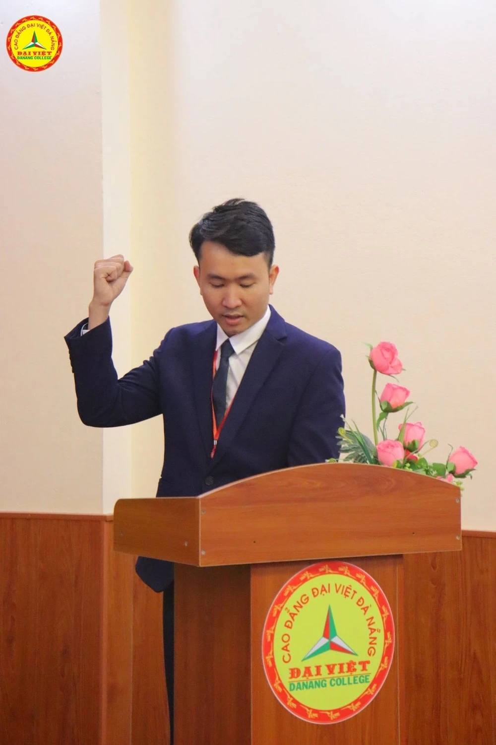 Chi Bộ Trường Cao Đẳng Đại Việt Đà Nẵng Kết Nạp Đảng Viên Mới