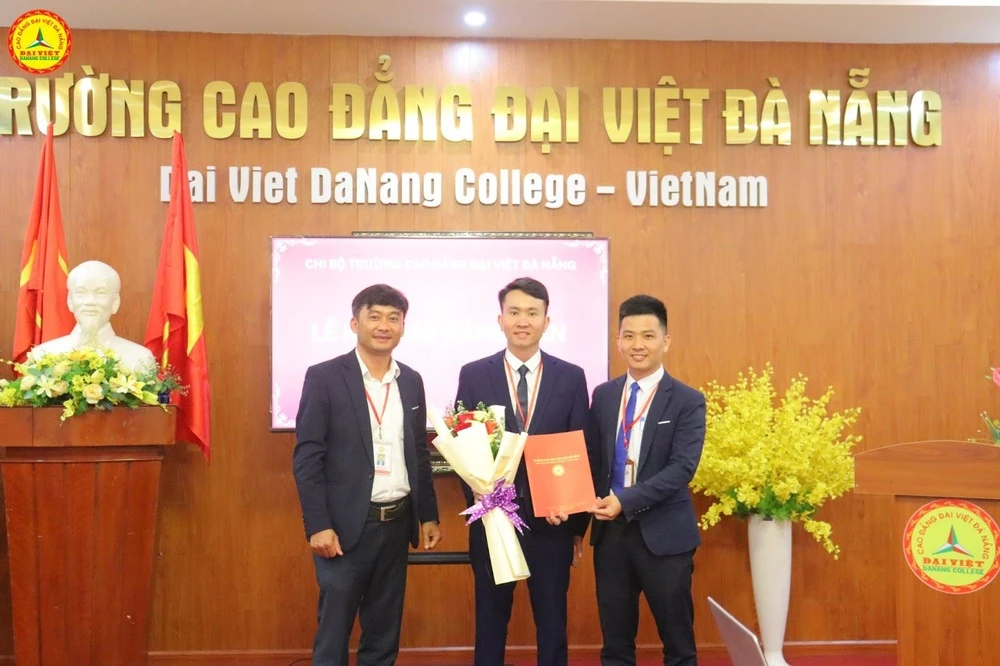 Chi Bộ Trường Cao Đẳng Đại Việt Đà Nẵng Kết Nạp Đảng Viên Mới