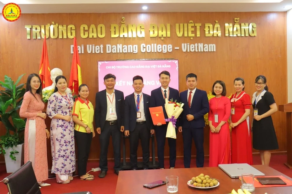 Chi Bộ Trường Cao Đẳng Đại Việt Đà Nẵng Kết Nạp Đảng Viên Mới