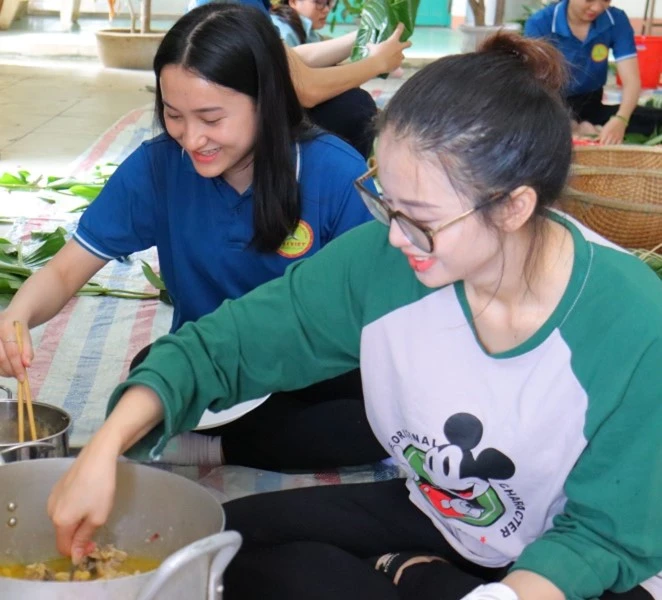 Nấu Bánh Chưng Sum Vầy 2023 – Hoạt Động Tết Ý Nghĩa tại Trường Cao Đẳng Đại Việt Đà Nẵng