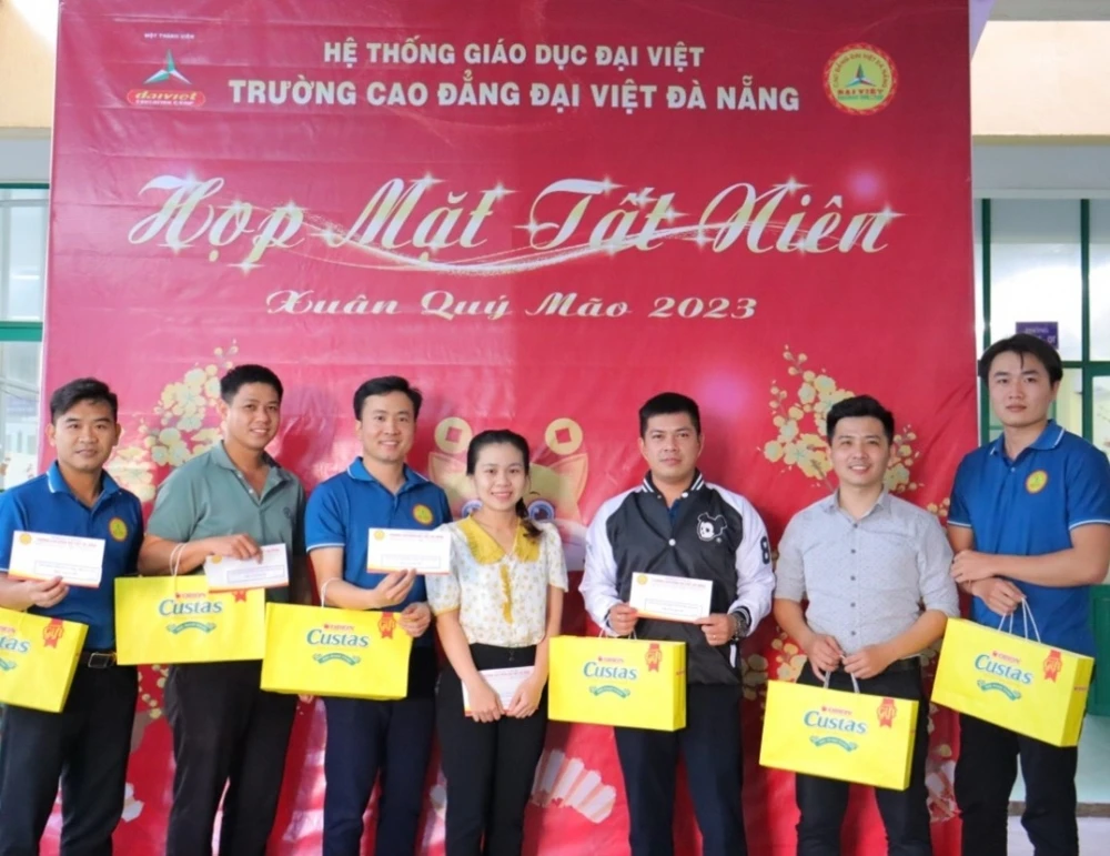 Nấu Bánh Chưng Sum Vầy 2023 – Hoạt Động Tết Ý Nghĩa tại Trường Cao Đẳng Đại Việt Đà Nẵng