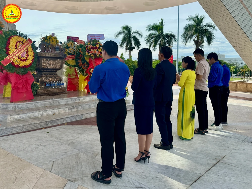 Dâng Hương, Dâng Hoa, Thăm Mẹ Việt Nam Anh Hùng Nhân Kỷ Niệm Ngày 27/7