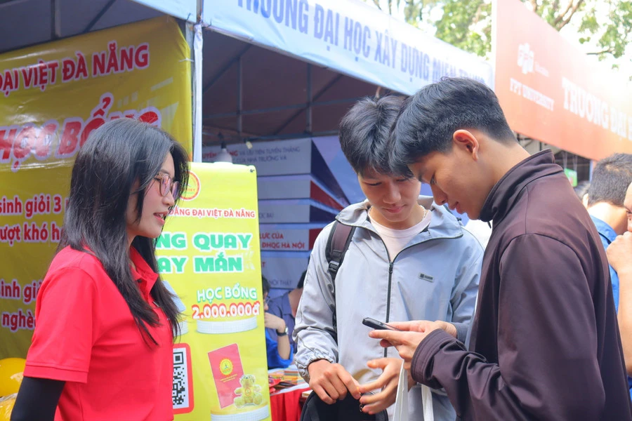 GẦN 5.000 HỌC SINH ĐÀ NẴNG THAM GIA NGÀY HỘI TƯ VẤN MÙA THI NĂM 2026