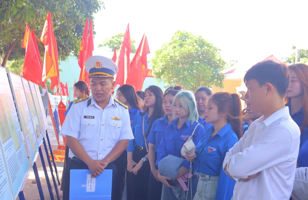 Giáo Dục Chủ Quyền Đất Nước Qua Triển Lãm “Hoàng Sa, Trường Sa - Biển, Đảo Thiêng Liêng”