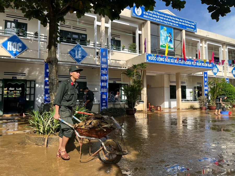 GIÁO VIÊN, BỘ ĐỘI VÀ SINH VIÊN TẤT BẬT DỌN TRƯỜNG LỚP SAU LŨ Ở ĐÀ NẴNG
