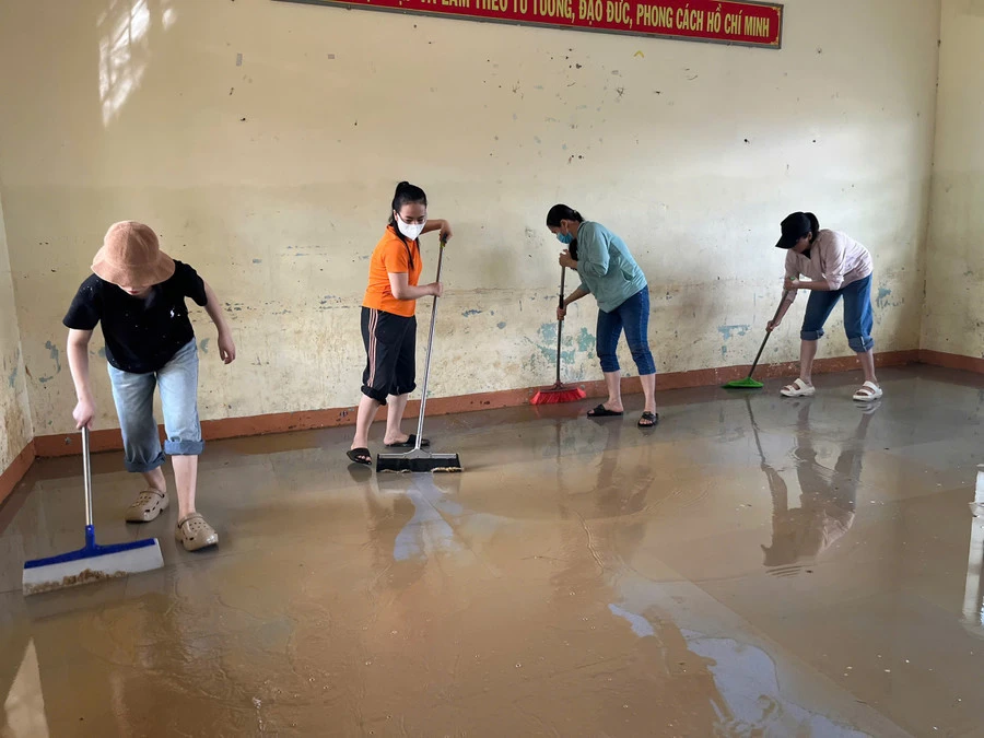 GIÁO VIÊN, BỘ ĐỘI VÀ SINH VIÊN TẤT BẬT DỌN TRƯỜNG LỚP SAU LŨ Ở ĐÀ NẴNG