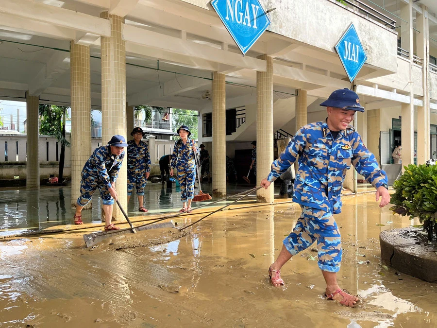 GIÁO VIÊN, BỘ ĐỘI VÀ SINH VIÊN TẤT BẬT DỌN TRƯỜNG LỚP SAU LŨ Ở ĐÀ NẴNG