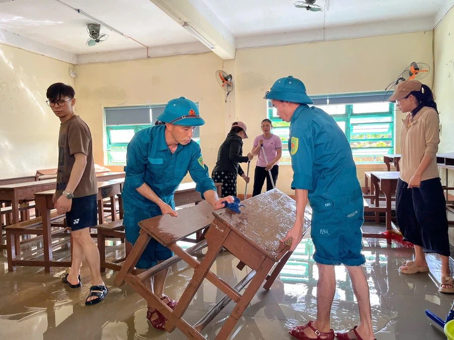 GIÁO VIÊN, BỘ ĐỘI VÀ SINH VIÊN TẤT BẬT DỌN TRƯỜNG LỚP SAU LŨ Ở ĐÀ NẴNG
