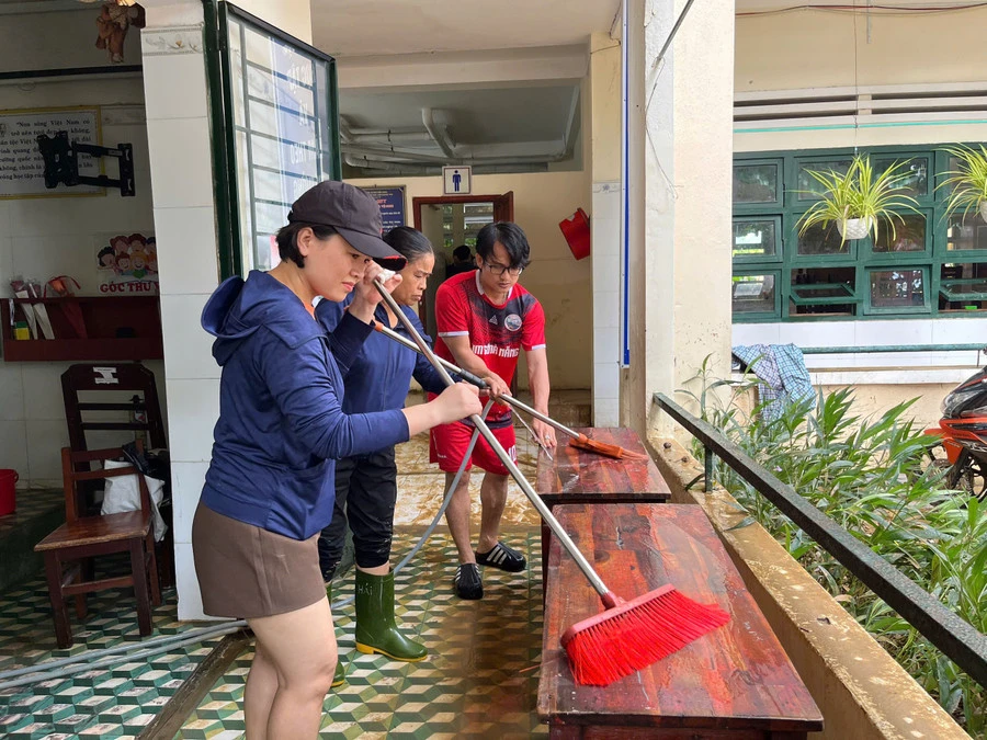 GIÁO VIÊN, BỘ ĐỘI VÀ SINH VIÊN TẤT BẬT DỌN TRƯỜNG LỚP SAU LŨ Ở ĐÀ NẴNG