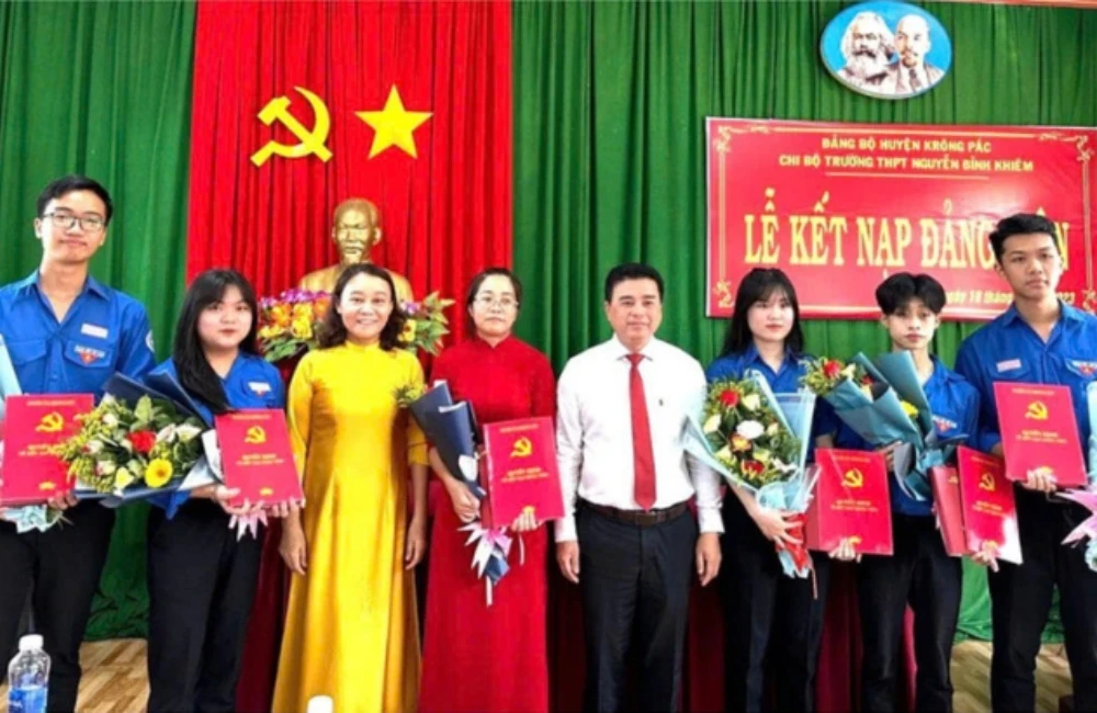 Lễ kết nạp đảng viên tại Trường THPT Nguyễn Bỉnh Khiêm (Đắk Lắk) năm 2023. Ảnh: Thành Tâm