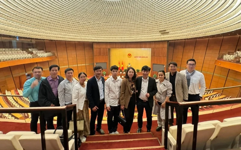 Hệ Thống Giáo Dục Đại Việt Đà Nẵng Trang Nghiêm Lễ Thượng Cờ Tại Lăng Chủ Tịch