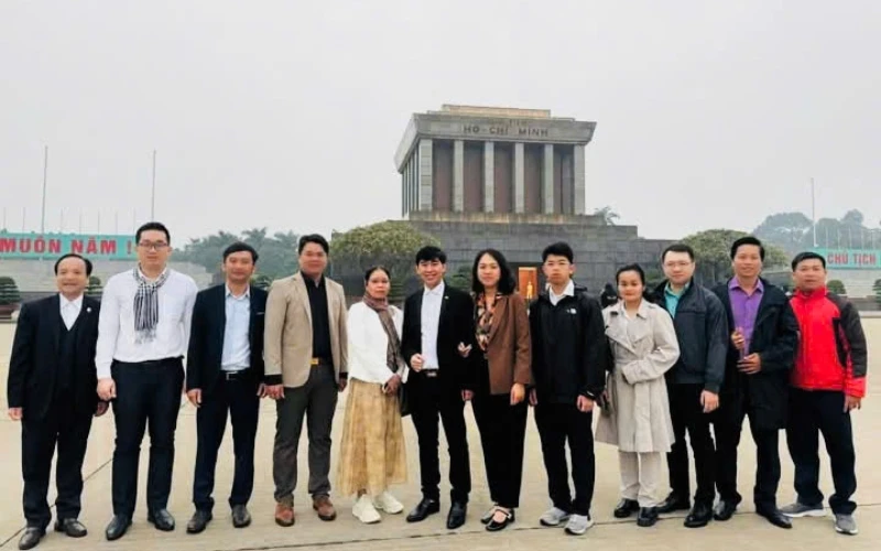 Hệ Thống Giáo Dục Đại Việt Đà Nẵng Trang Nghiêm Lễ Thượng Cờ Tại Lăng Chủ Tịch