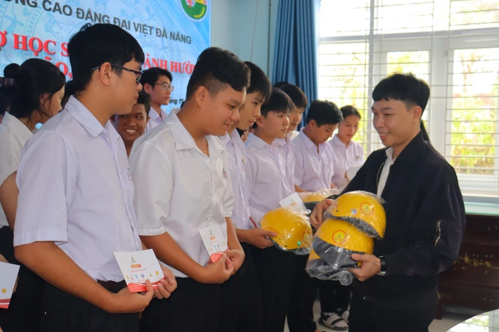 Hỗ trợ học sinh bị ảnh hưởng bão lũ tại Gia Lai