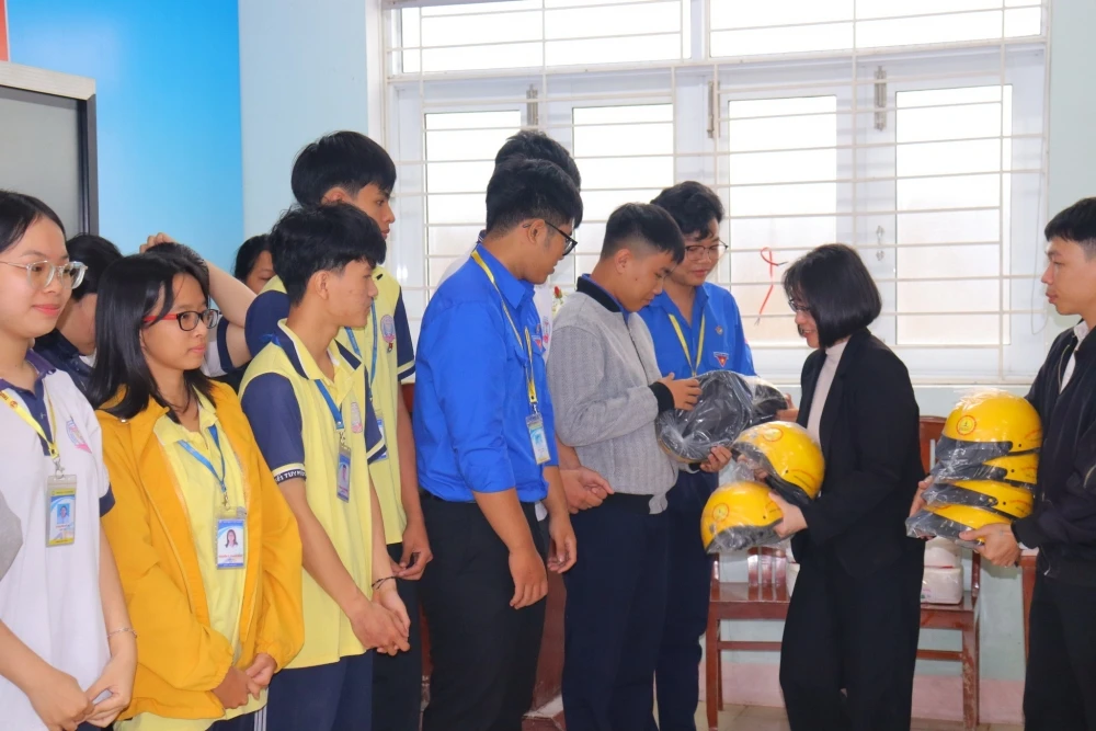 Hỗ trợ học sinh bị ảnh hưởng bão lũ tại Gia Lai