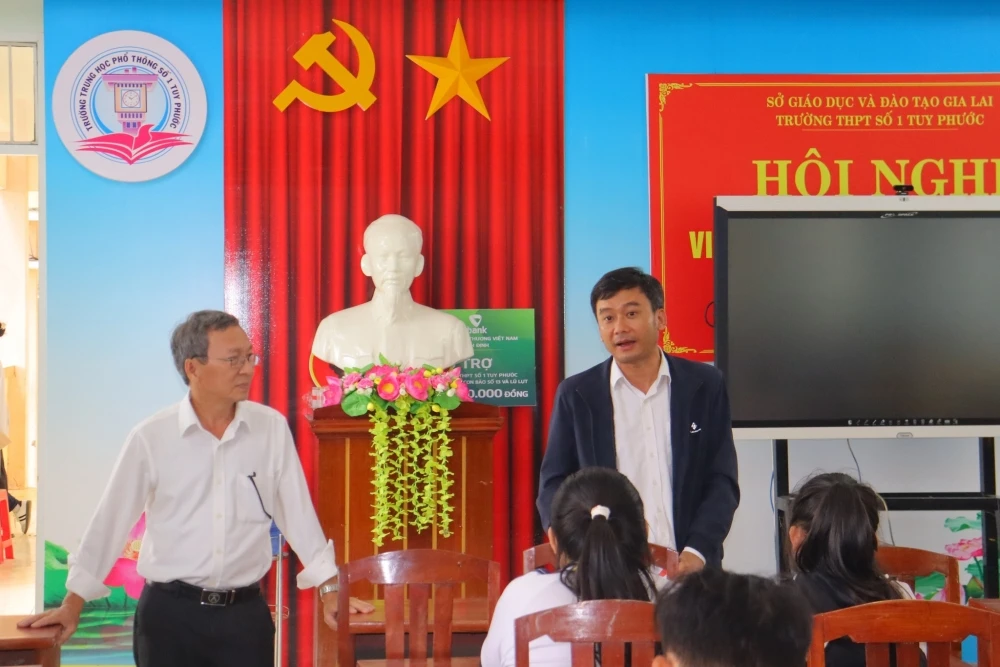 Hỗ trợ học sinh bị ảnh hưởng bão lũ tại Gia Lai