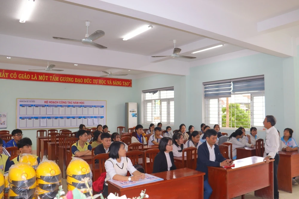 Hỗ trợ học sinh bị ảnh hưởng bão lũ tại Gia Lai