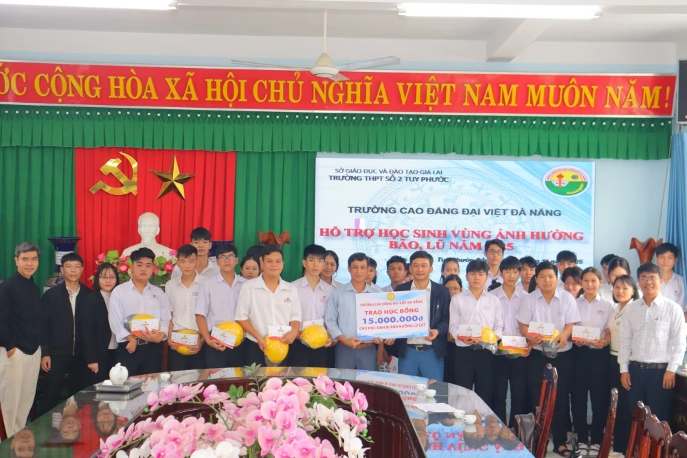 Hỗ trợ học sinh bị ảnh hưởng bão lũ tại Gia Lai