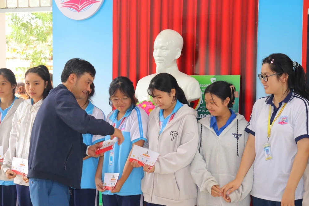 Hỗ trợ học sinh bị ảnh hưởng bão lũ tại Gia Lai