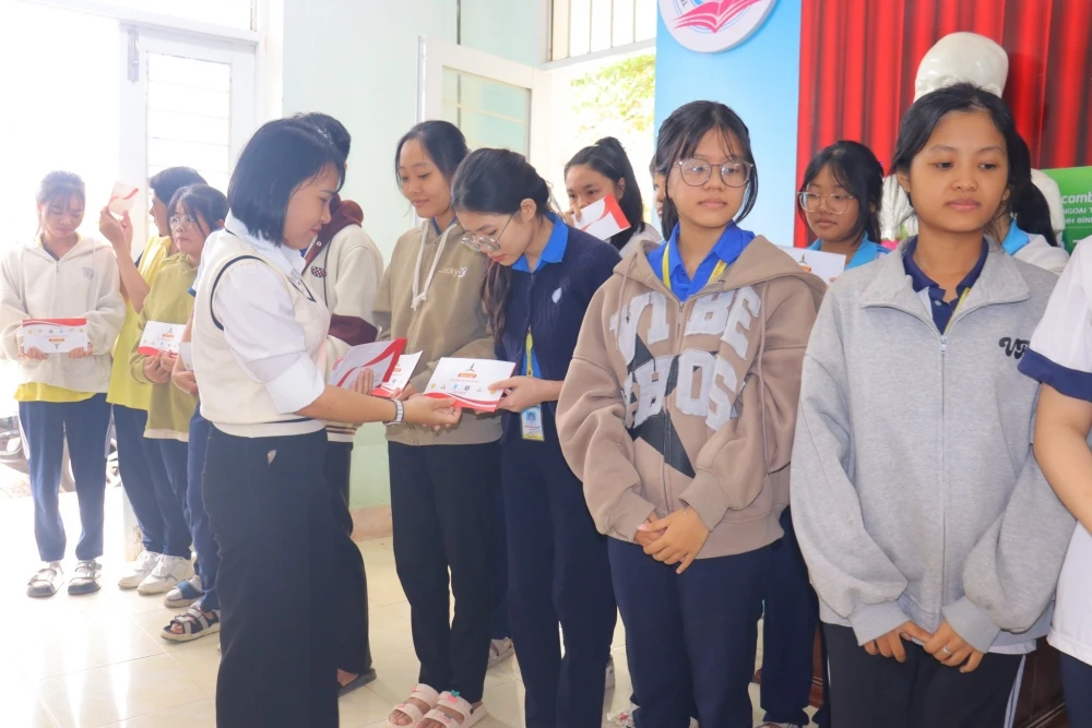 Hỗ trợ học sinh bị ảnh hưởng bão lũ tại Gia Lai