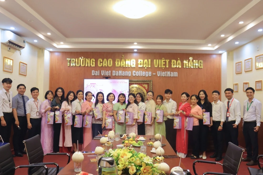 Hoạt Động 20/10 Tôn Vinh Nữ Cán Bộ, Nhân Viên