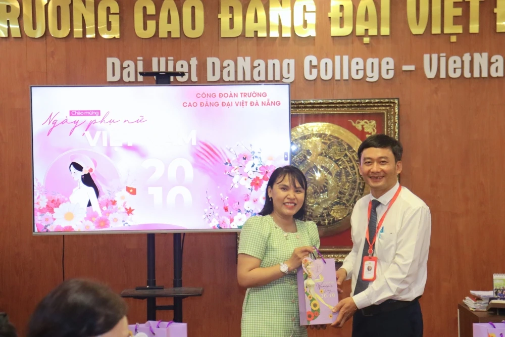 Hoạt Động 20/10 Tôn Vinh Nữ Cán Bộ, Nhân Viên