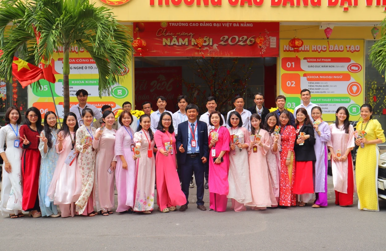 Tập thể cán bộ, nhân viên Hệ thống Giáo dục Đại Việt chụp ảnh lưu niệm khai xuân Bính Ngọ 2026