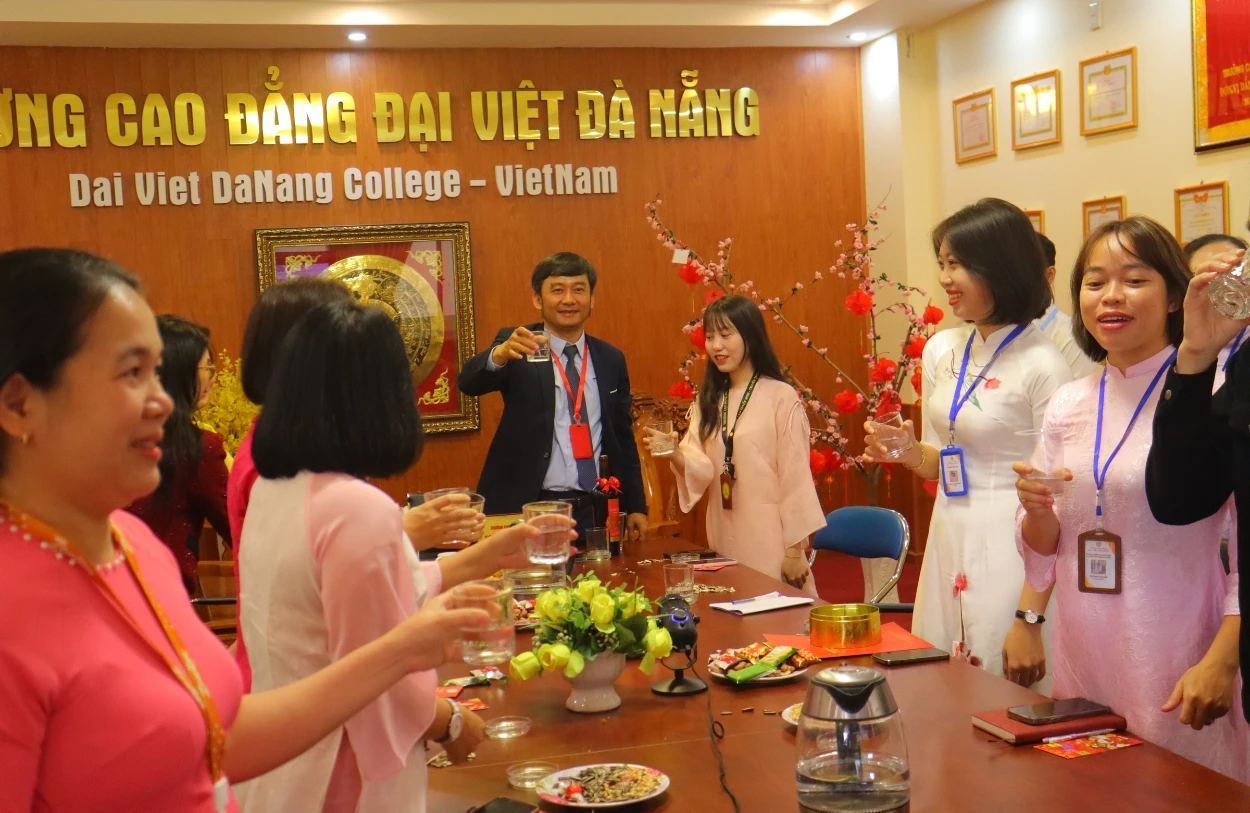 Ban lãnh đạo và cán bộ nhân viên cùng nâng ly chúc mừng năm mới, lan tỏa tinh thần đoàn kết và quyết tâm