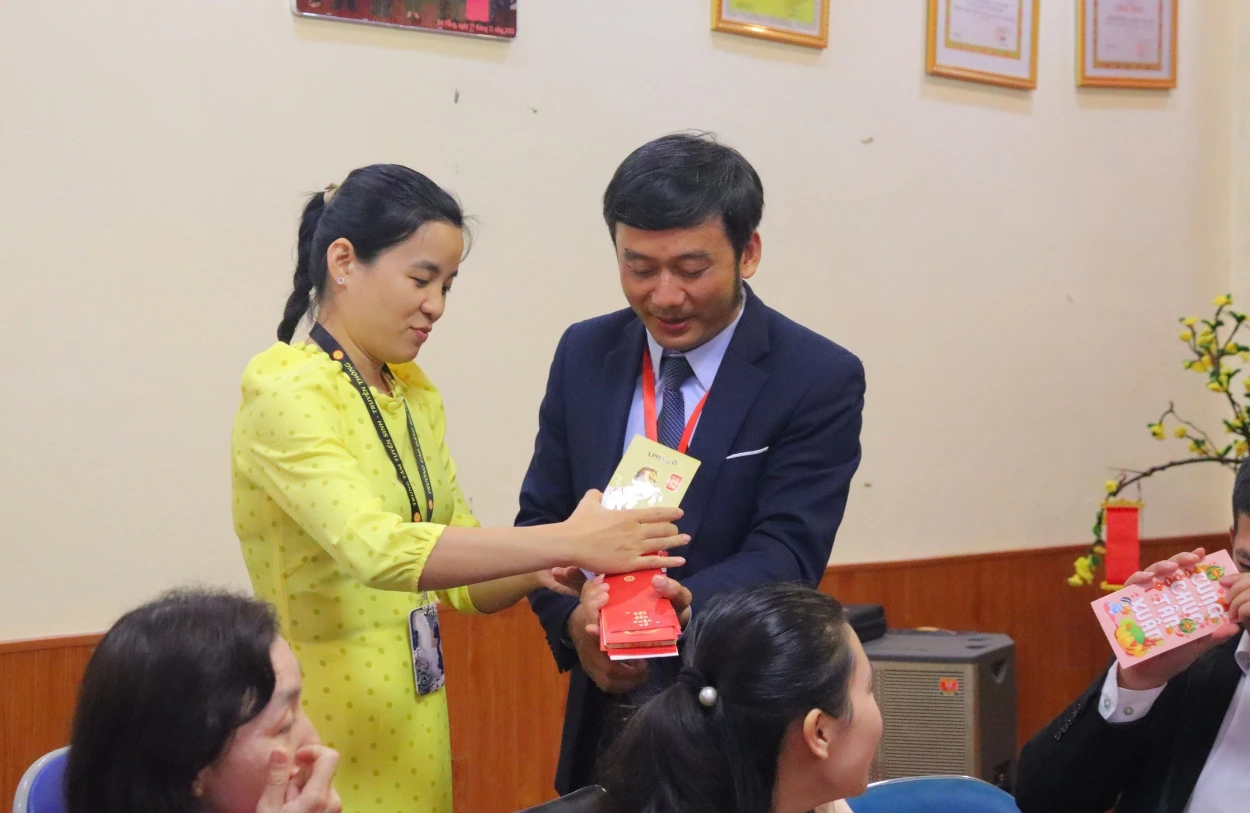 TS. Trần Văn Anh trao lì xì đầu năm cho cán bộ, giảng viên, nhân viên – nét đẹp truyền thống của ngày khai xuân