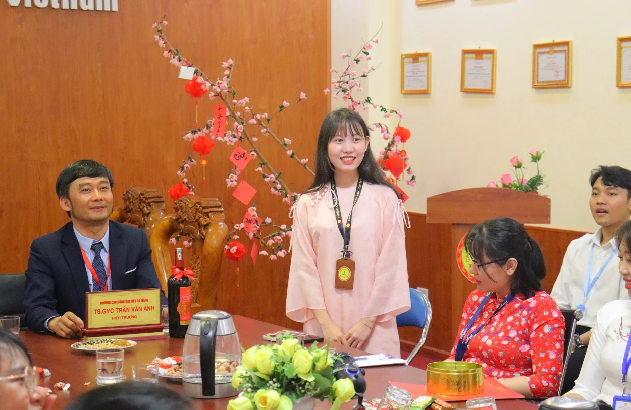 Đại diện cán bộ tuổi Ngọ phát biểu chúc Tết và chia sẻ quyết tâm đầu năm