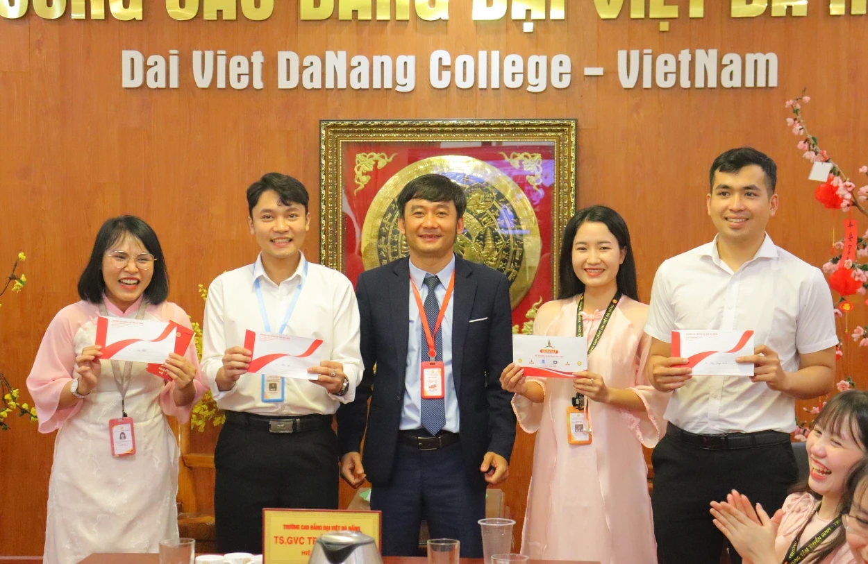 Nhận những phong bao lì xì đỏ thắm, "hái lộc" may mắn đầu năm