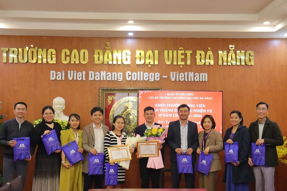 Khen thưởng đảng viên xuất sắc 5 năm liền: Thực trạng và giải pháp