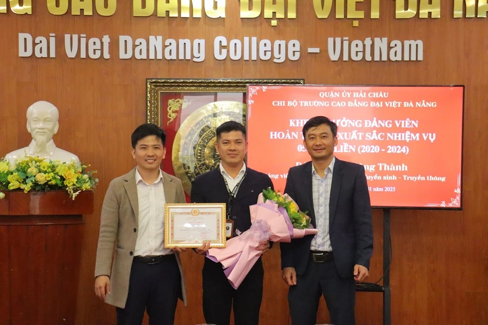 Khen thưởng đảng viên xuất sắc 5 năm liền: Thực trạng và giải pháp