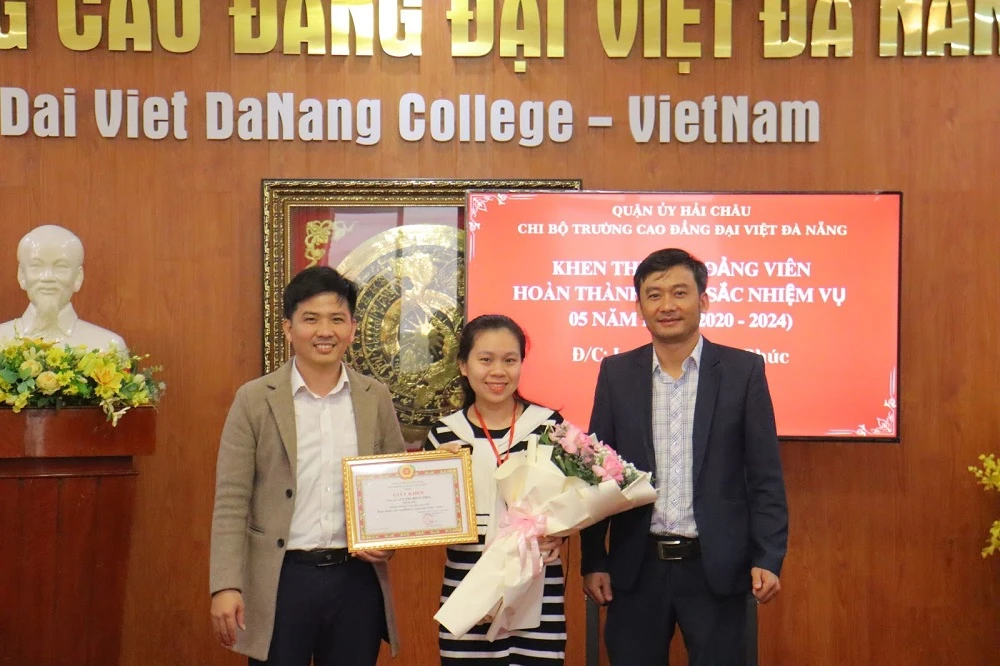 Khen thưởng đảng viên xuất sắc 5 năm liền: Thực trạng và giải pháp