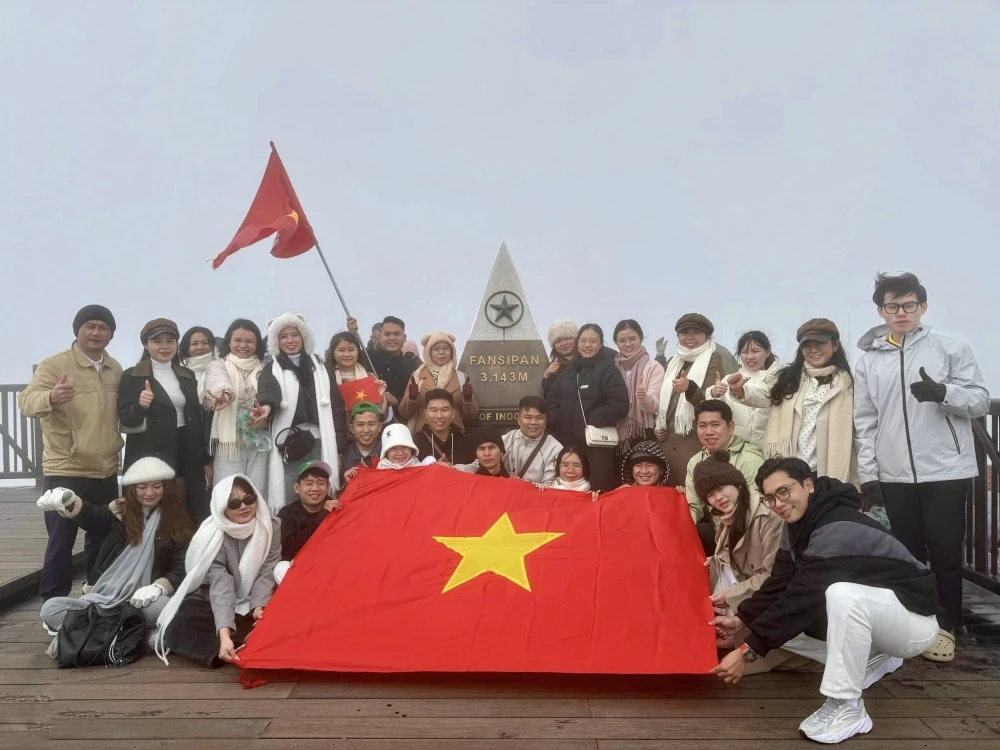 Lá cờ Tổ quốc từ nóc nhà Đông Dương – Niềm tự hào của Hệ thống Giáo dục Đại Việt