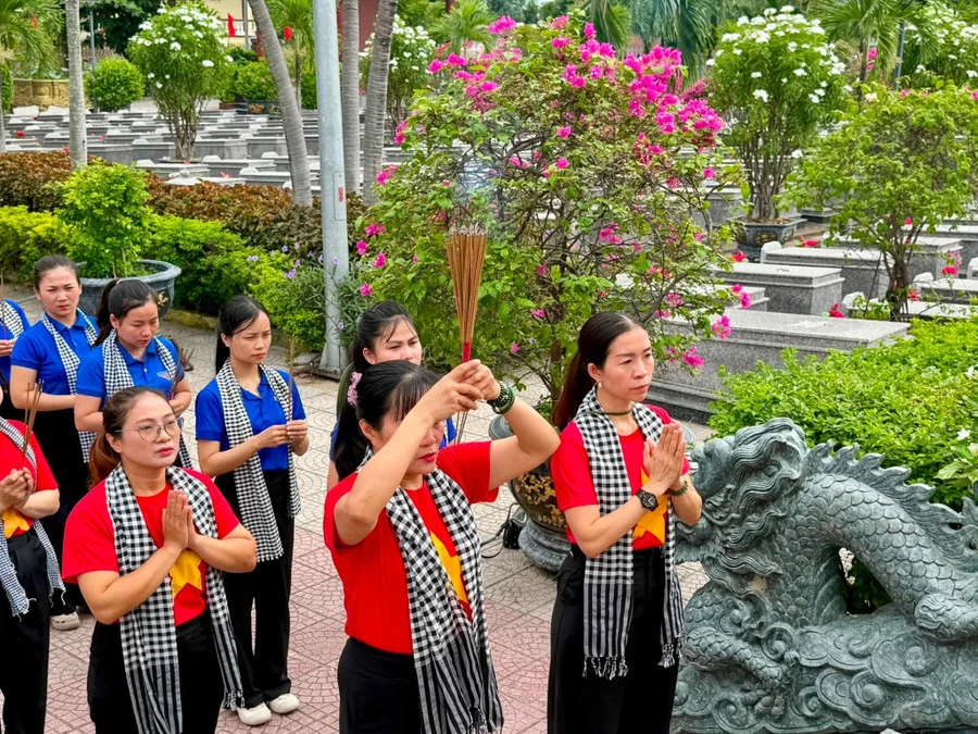 LAN TỎA ĐẠO LÝ 'UỐNG NƯỚC NHỚ NGUỒN' TỪ MÁI TRƯỜNG
