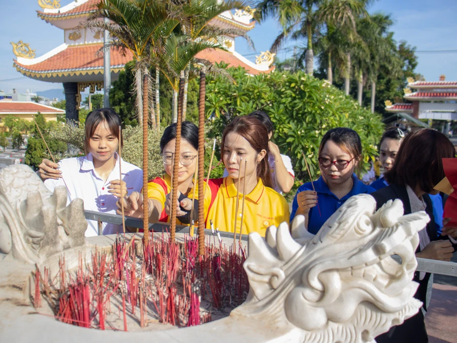 LAN TỎA ĐẠO LÝ 'UỐNG NƯỚC NHỚ NGUỒN' TỪ MÁI TRƯỜNG